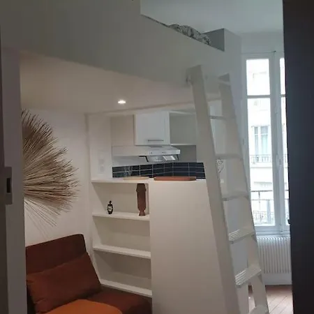 Au Pied Du Trocadero *