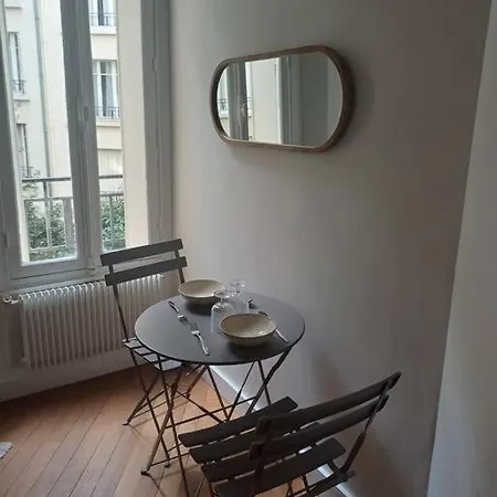 Au Pied Du Trocadero * Paris