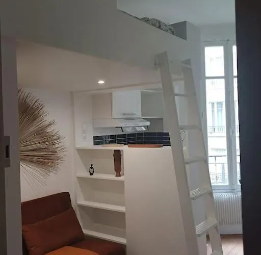 Au Pied Du Trocadero *